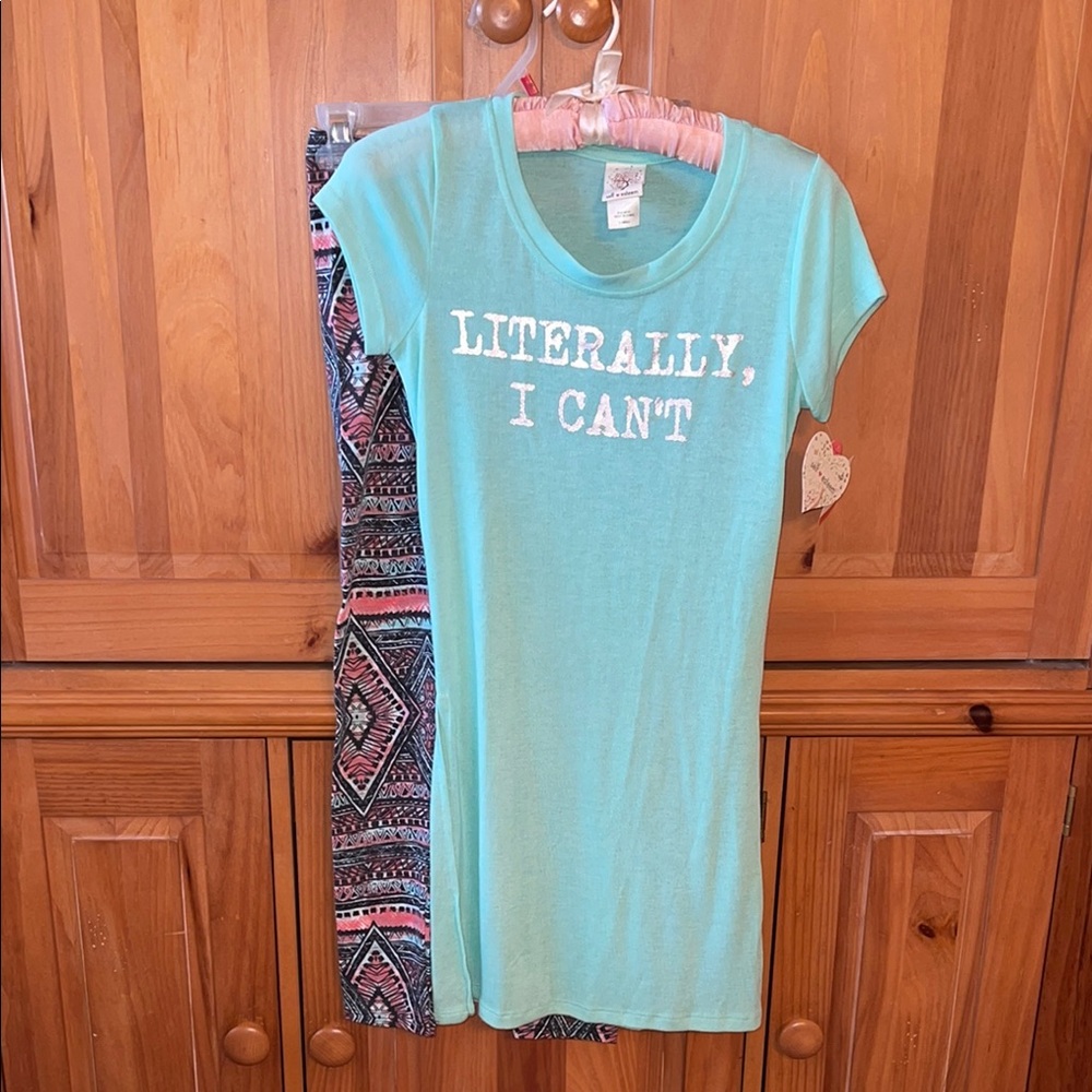 Light minty green Graphic T-Shirt top with matching leggings. XS NWT